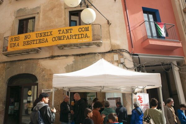 Cap a un habitatge digne, col·laboratiu i desmercantilitzat