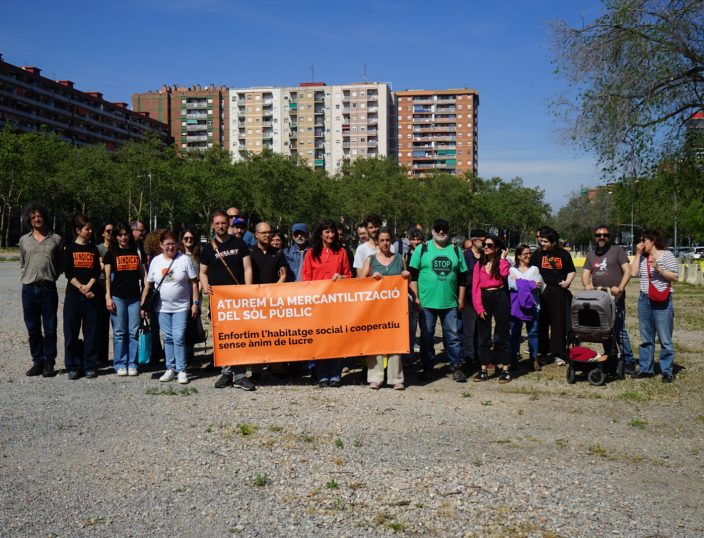 Concentració per denunciar que el govern de Barcelona afavoreix el lucre amb l’habitatge protegit